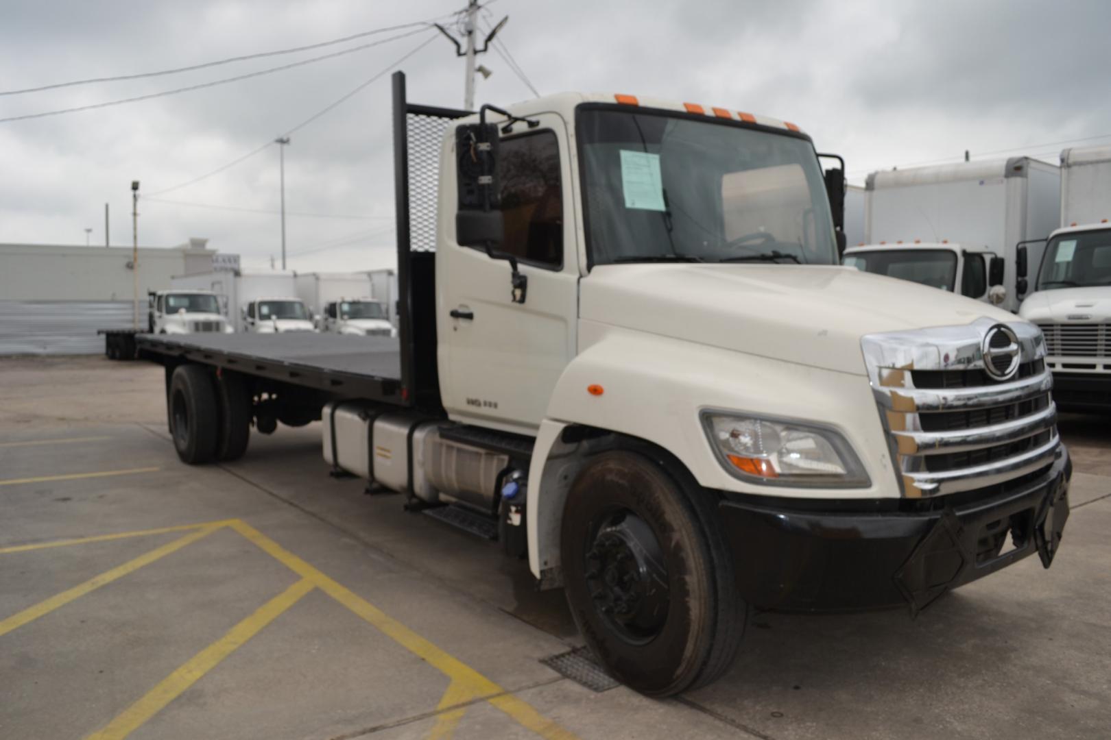 2012 WHITE HINO 338 with an HINO J08E-VB 8L 260HP engine, 6SPD MANUAL transmission, located at 9172 North Fwy, Houston, TX, 77037, (713) 910-6868, 29.887470, -95.411903 - 24FT FLATBED, 33,000LB GVWR ,98" WIDE , TOOL BOX, 90 GALLON FUEL TANK, SPRING RIDE, COLD A/C , CRUISE CONTROL, POWER WINDOWS & LOCKS - Photo#2